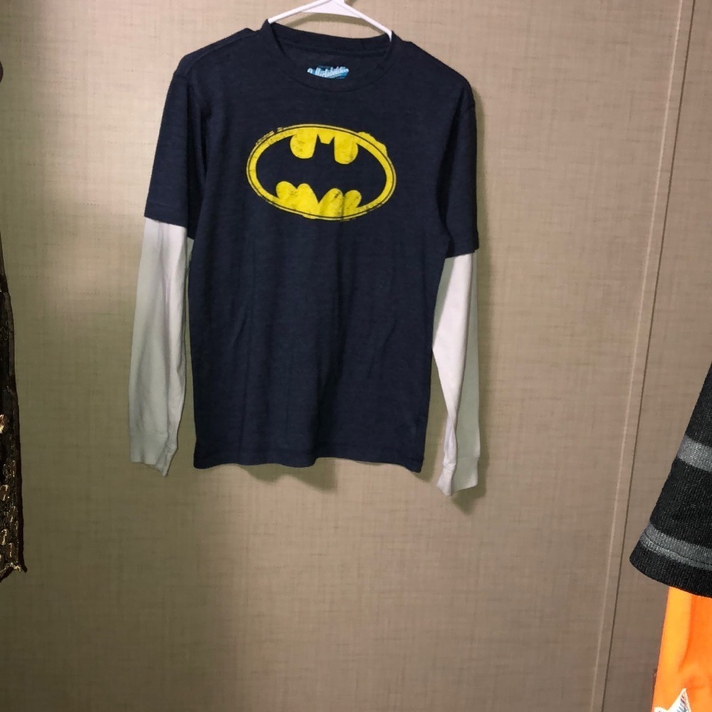 𝅺Batman shirt with thermal sleeves